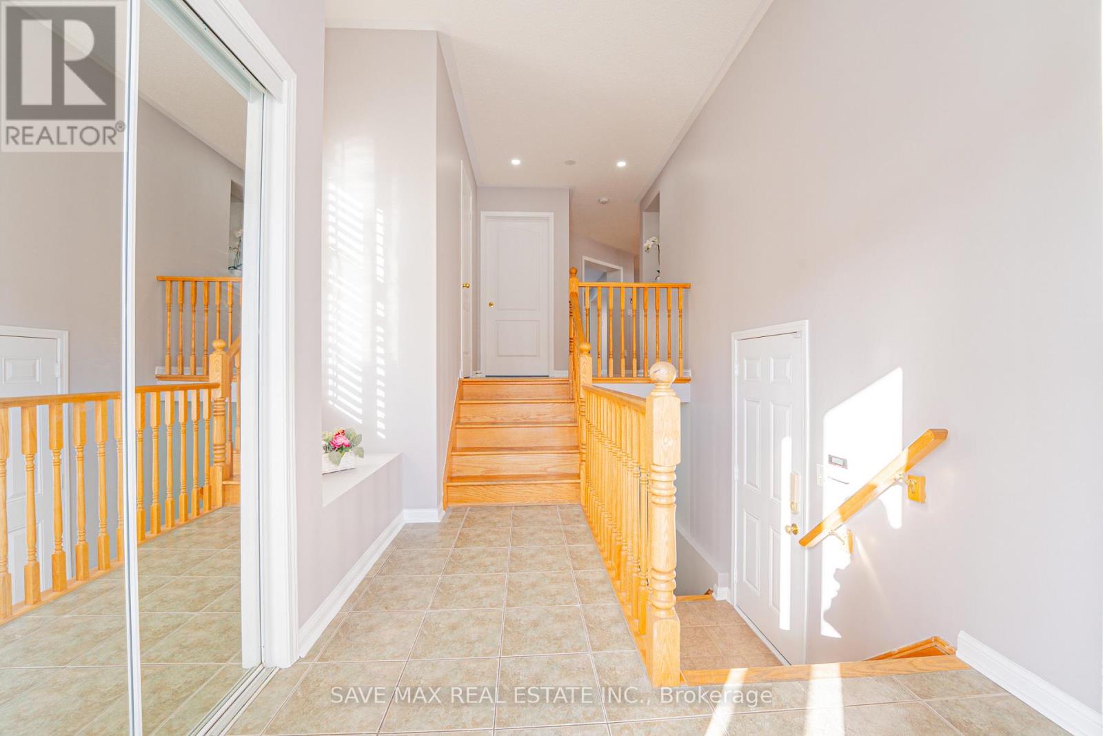 254 Fandango Drive, Brampton, Ontario  L6X 0M5 - Photo 5 - W12605778