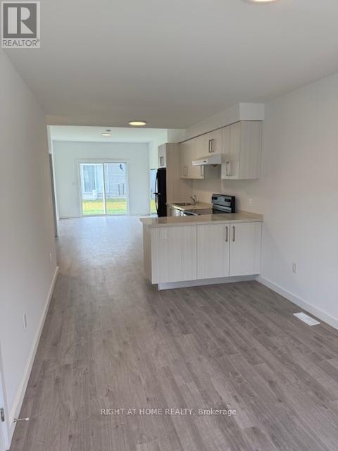 32 Waterleaf Trail, Welland, Ontario  L3C 0H6 - Photo 3 - X12605650