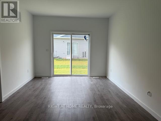 32 Waterleaf Trail, Welland, Ontario  L3C 0H6 - Photo 4 - X12605650