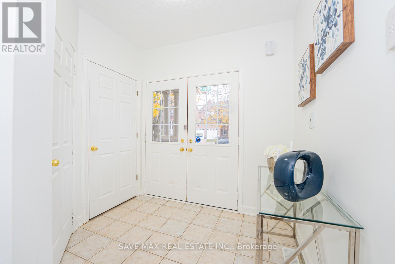 3 Gander Crescent, Brampton, Ontario  L6P 2J5 - Photo 6 - W12592384