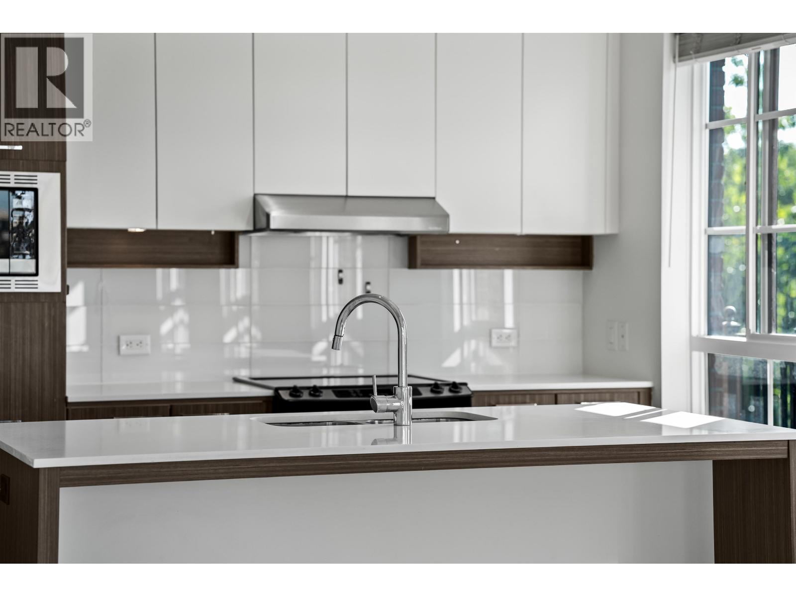 301 553 Foster Avenue, Coquitlam, British Columbia  V3J 0B5 - Photo 5 - R3072485