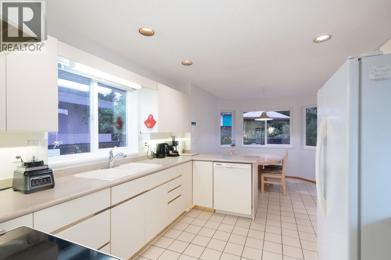 937 Westmount Drive, Port Moody, British Columbia  V3H 1K8 - Photo 11 - R3072474