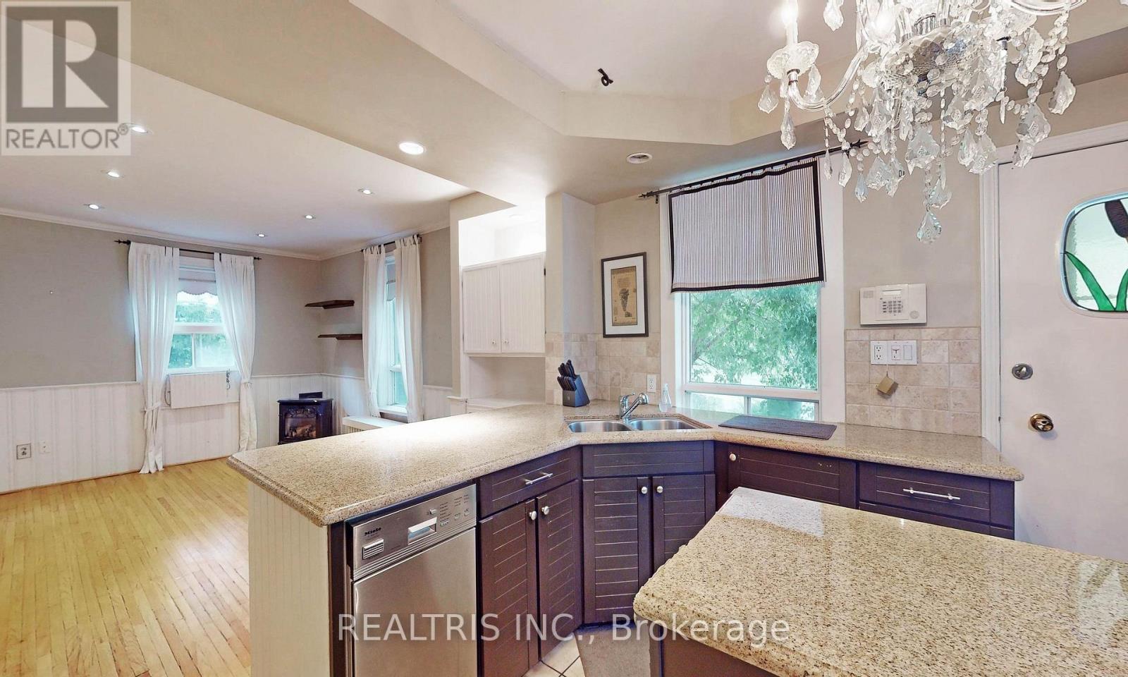 149 Worsley Street, Barrie, Ontario  L4M 1M3 - Photo 10 - S12605798