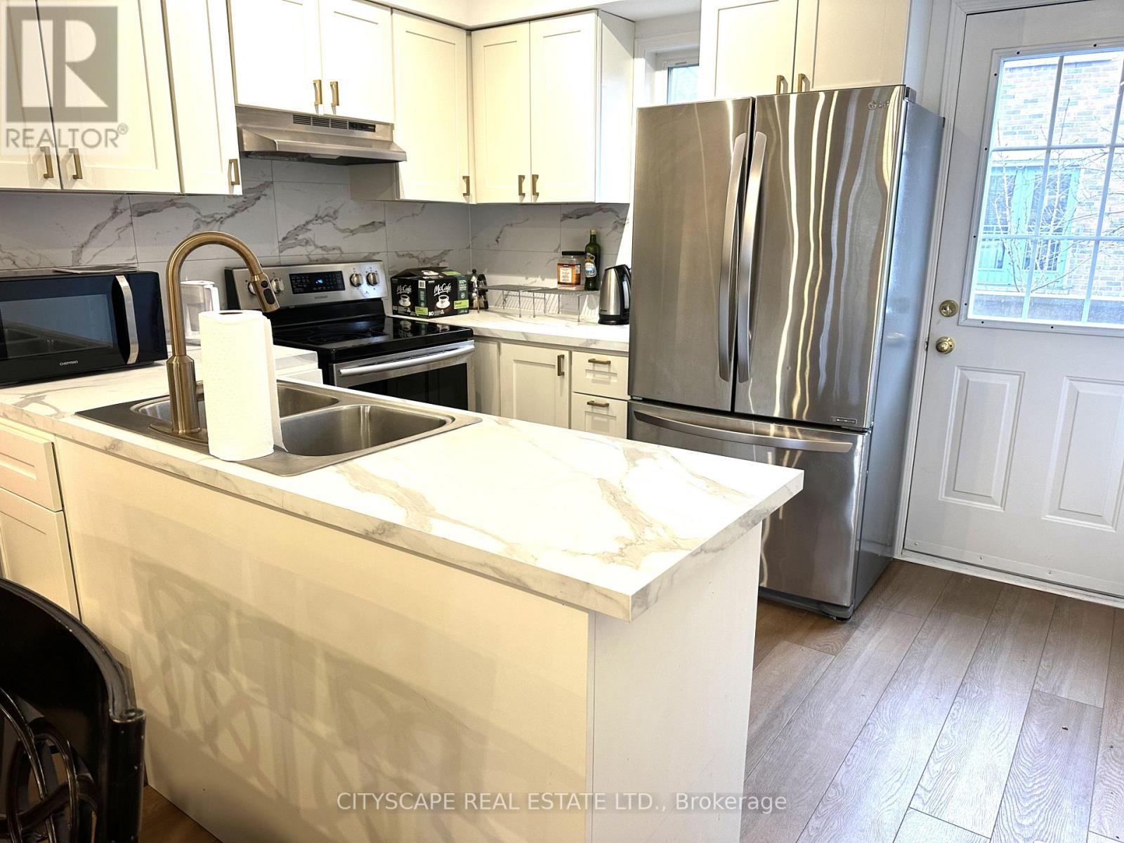 23 Rankin Crescent, Toronto, Ontario  M6P 4H1 - Photo 12 - W12605844