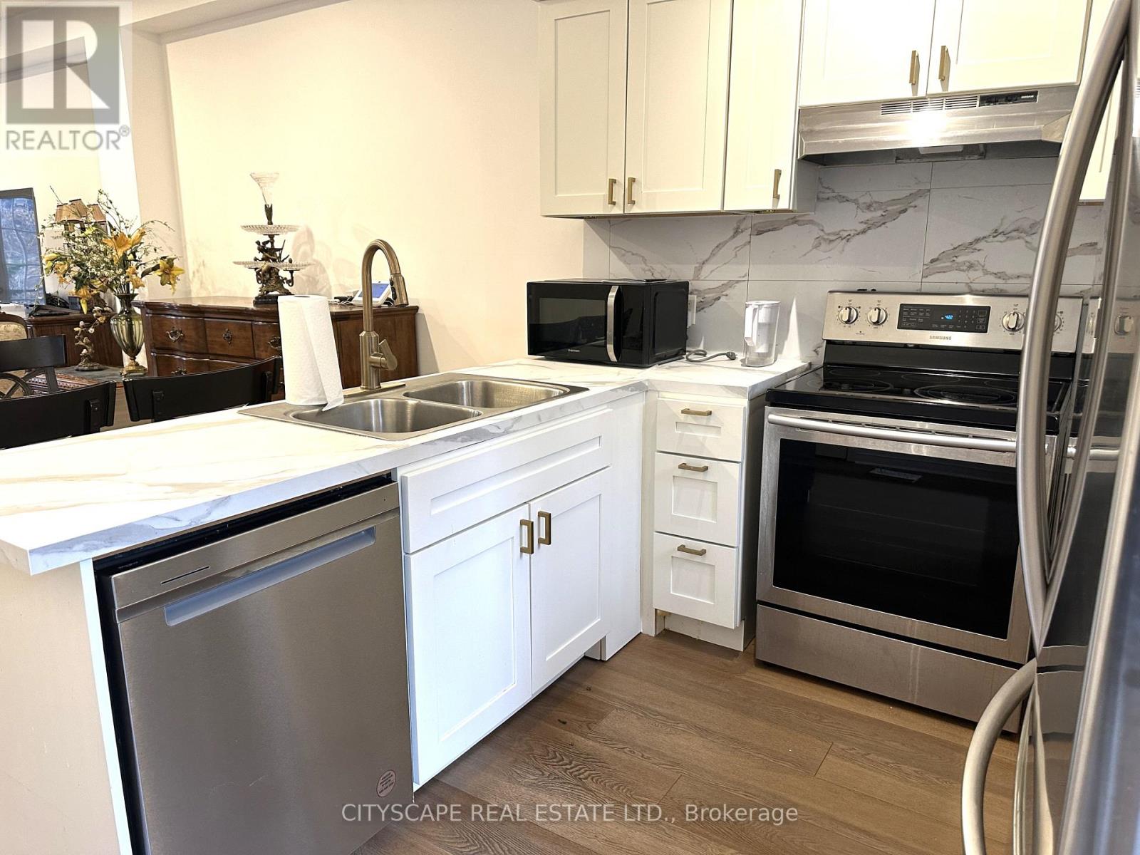 23 Rankin Crescent, Toronto, Ontario  M6P 4H1 - Photo 13 - W12605844