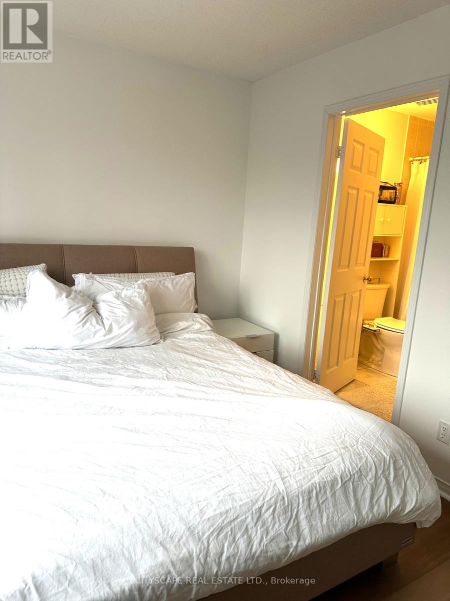 23 Rankin Crescent, Toronto, Ontario  M6P 4H1 - Photo 4 - W12605844