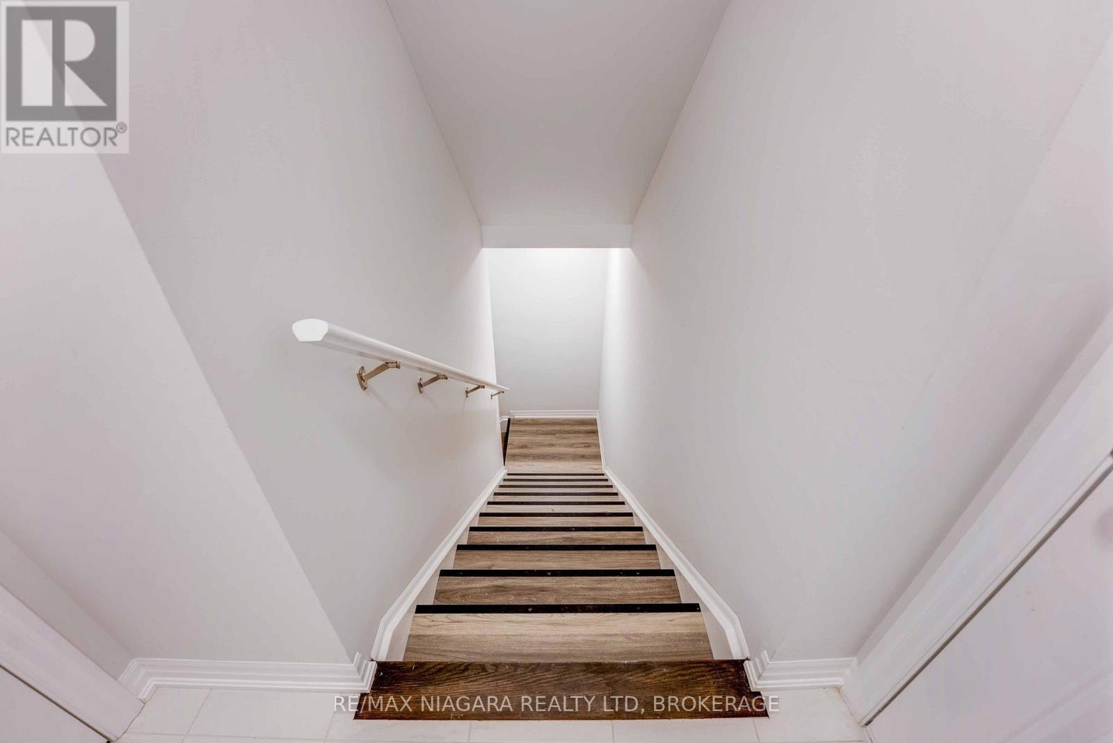 Lower - 90 Hillcrest Road, Port Colborne (Main Street), Ontario  L3K 6E4 - Photo 2 - X12606042