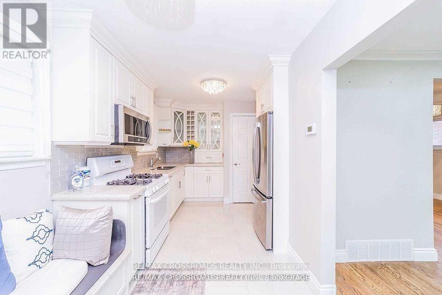 3 Alanadale Avenue, Markham, Ontario  L3P 1S2 - Photo 4 - N12605920