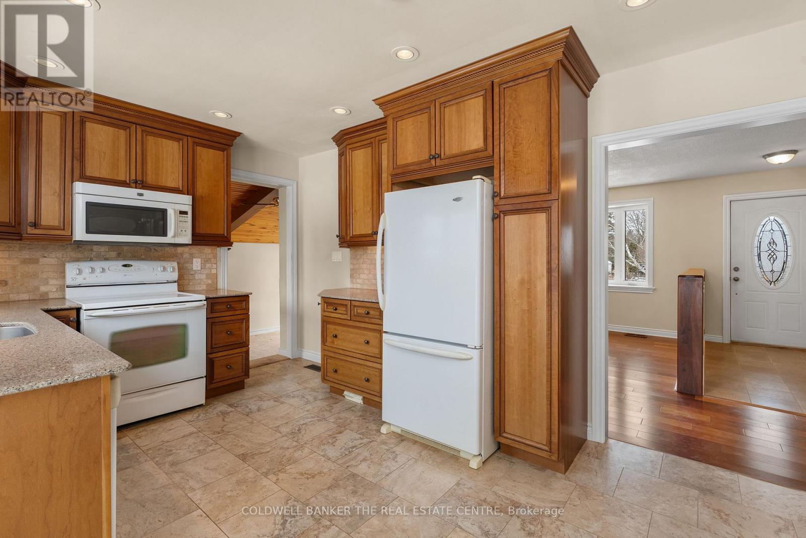 19 Farr Avenue, East Gwillimbury (Sharon), Ontario  L0G 1V0 - Photo 8 - N12605996