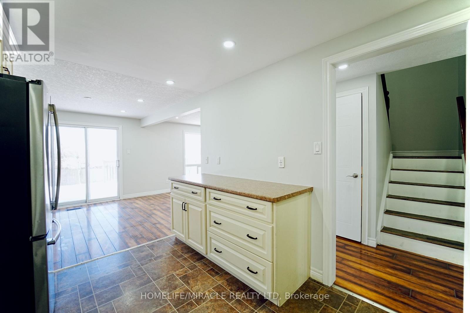 128 Stonyburn Crescent, Cambridge, Ontario  N1R 7X3 - Photo 19 - X12415120