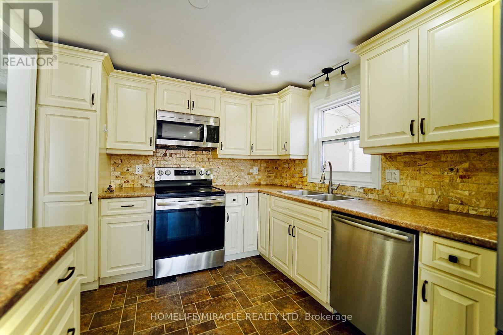 128 Stonyburn Crescent, Cambridge, Ontario  N1R 7X3 - Photo 20 - X12415120