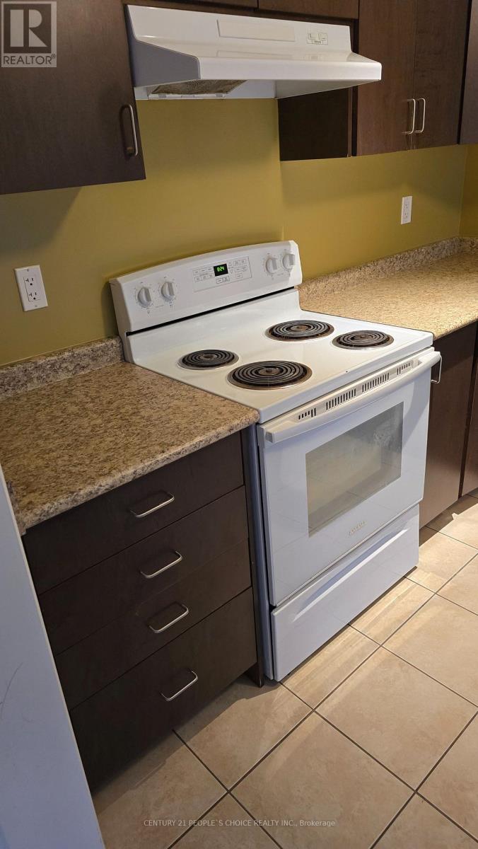 106 Bonnie Braes Drive, Brampton, Ontario  L6Y 5Y7 - Photo 4 - W12605990