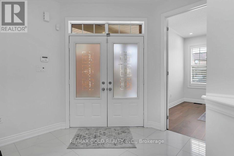 118 Miracle Trail N, Brampton, Ontario  L7A 0Y8 - Photo 5 - W12606056