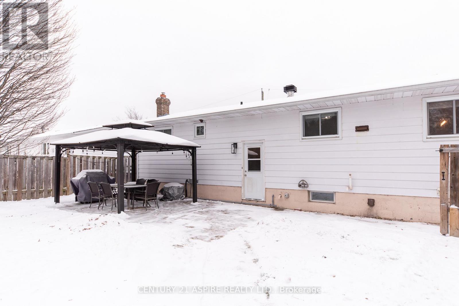 4 James Street, Petawawa, Ontario K8H 3B5 - Photo 5 - X12606142