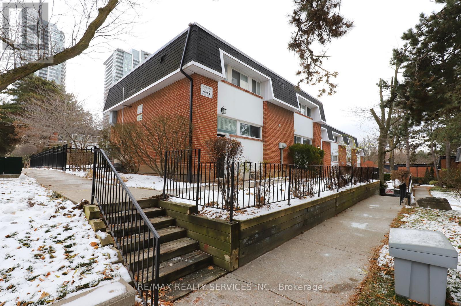 <div class="slider-price">$3,100 Monthly</div><p>2 - 100 George Henry Boulevard, Toronto, Ontario</p>