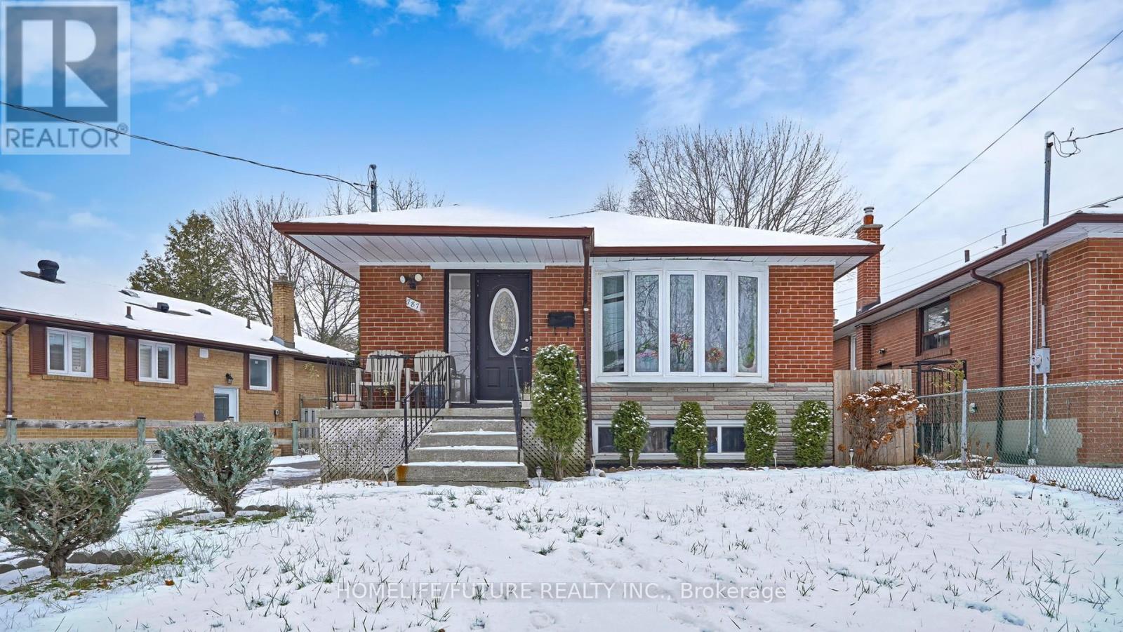 <div class="slider-price">$928,000</div><p>787 Brimorton Drive, Toronto, Ontario</p>