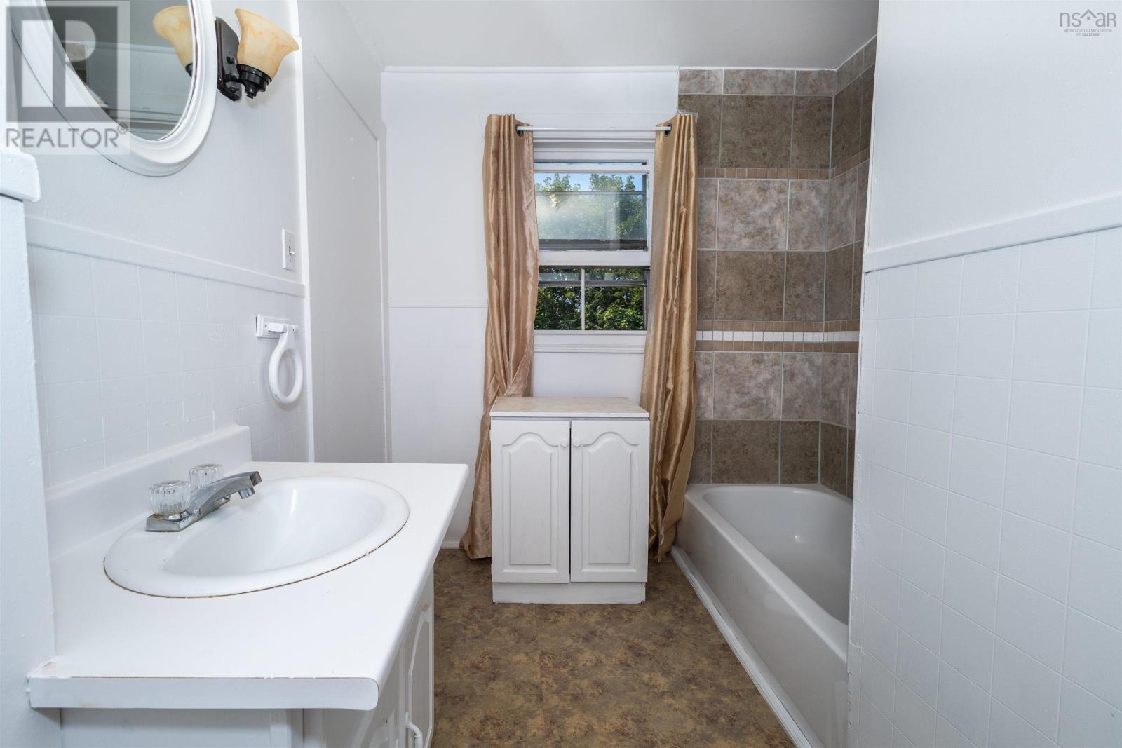 192-194 Gatacre Street, Sydney, Nova Scotia  B1N 1Z2 - Photo 13 - 202522640