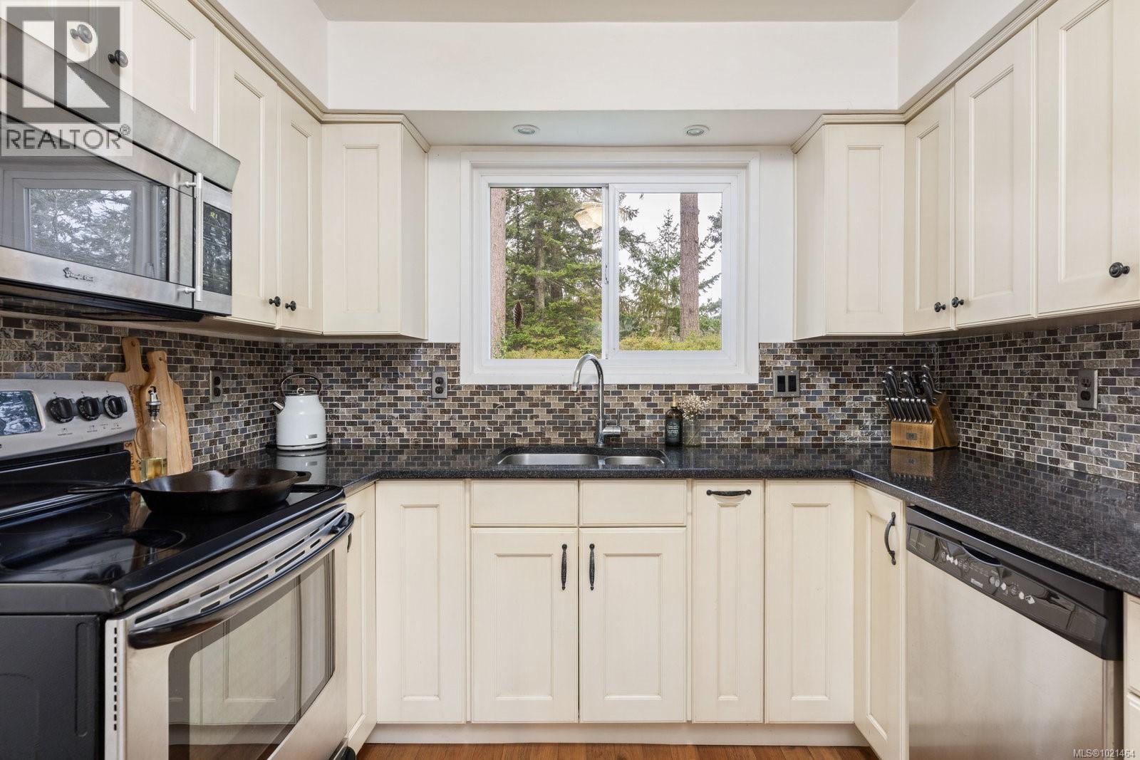 492 Meredith Cres, Saanich, British Columbia  V8Z 1Z3 - Photo 5 - 1021464