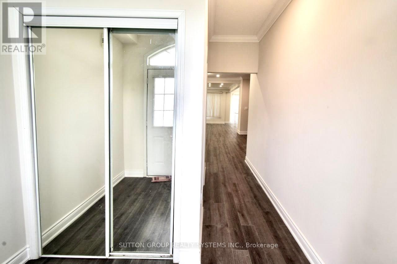 107 Laramie Crescent, Vaughan, Ontario  L6A 0P8 - Photo 4 - N12606074