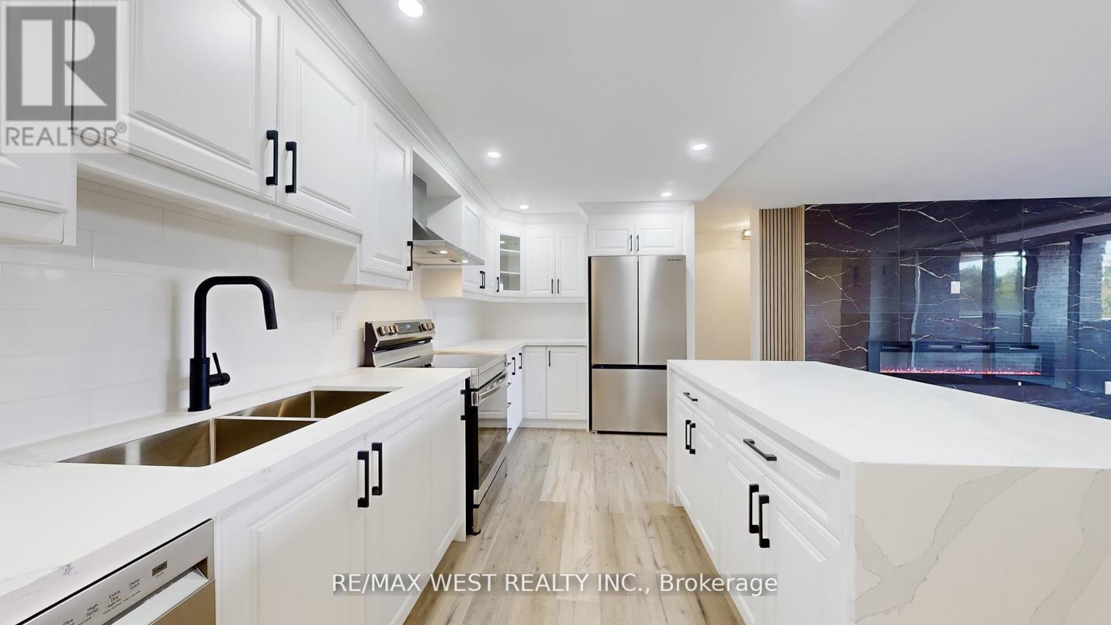 404 - 1535 Lakeshore Road E, Mississauga, Ontario  L5E 3E2 - Photo 10 - W12606108