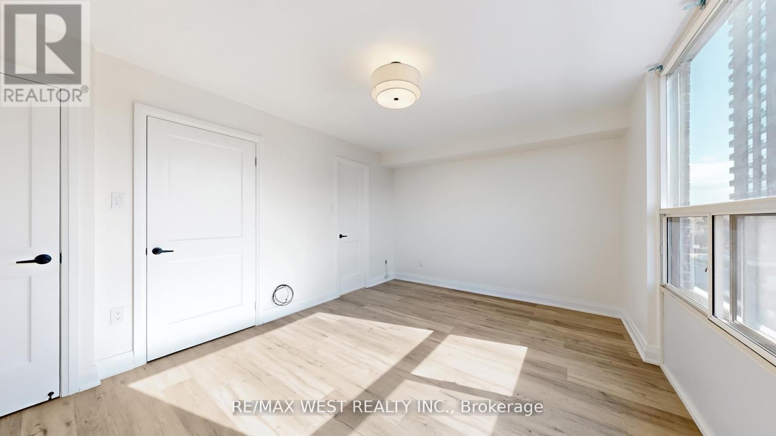 404 - 1535 Lakeshore Road E, Mississauga, Ontario  L5E 3E2 - Photo 16 - W12606108