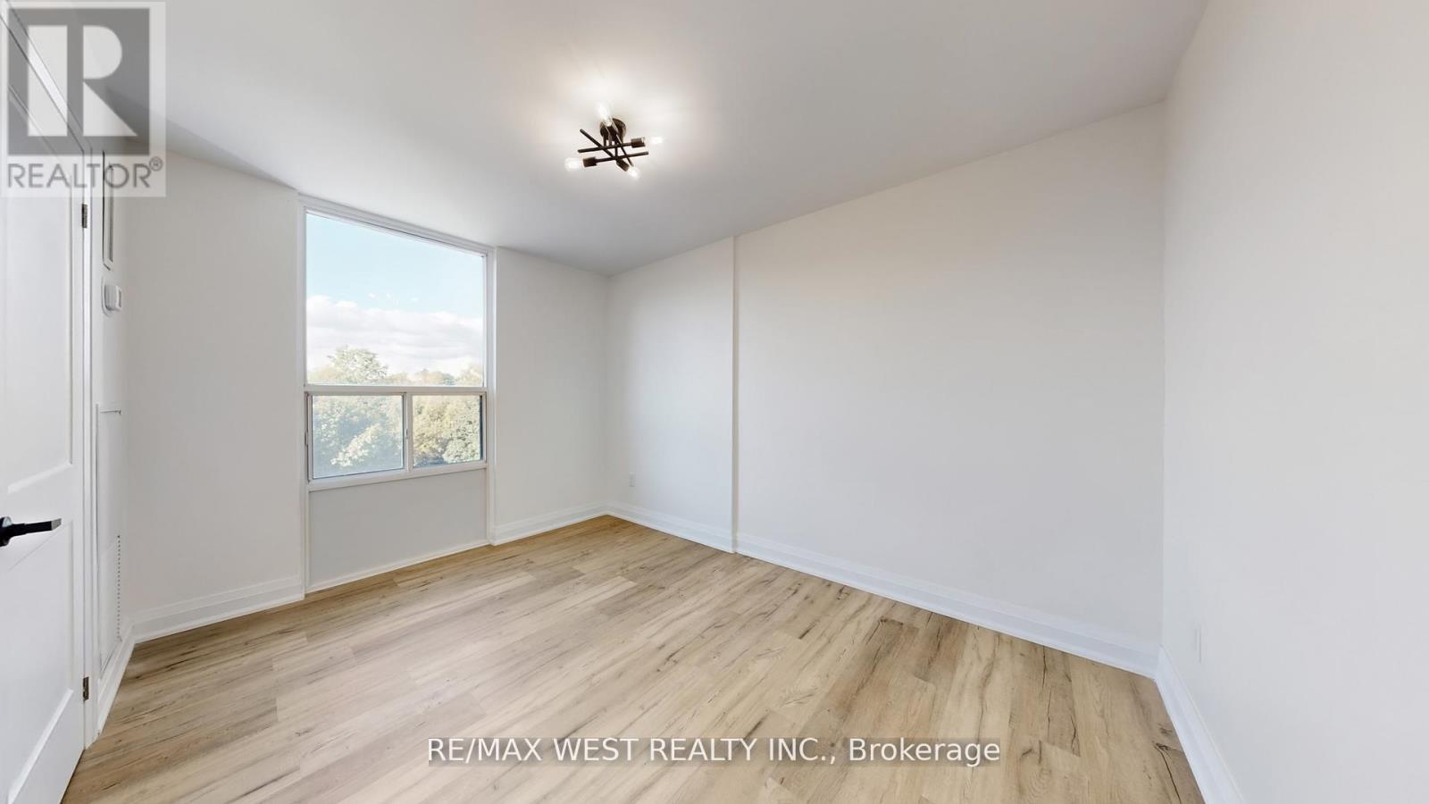 404 - 1535 Lakeshore Road E, Mississauga, Ontario  L5E 3E2 - Photo 24 - W12606108