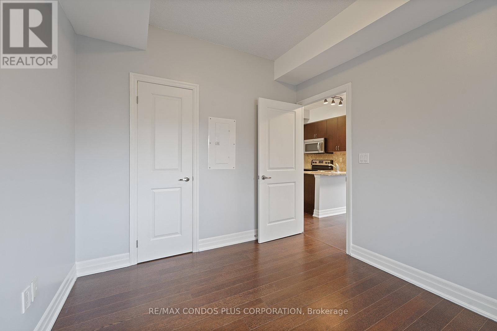 402 - 5 Sousa Mendes Street, Toronto, Ontario M6P 0A8 - Photo 13 - W12606144