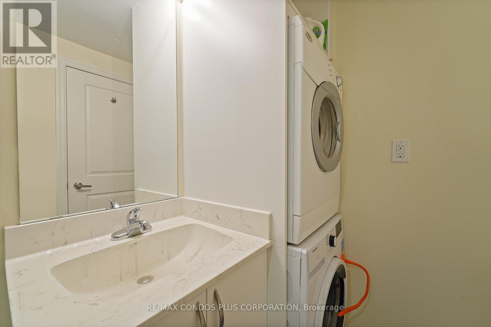 402 - 5 Sousa Mendes Street, Toronto, Ontario M6P 0A8 - Photo 16 - W12606144