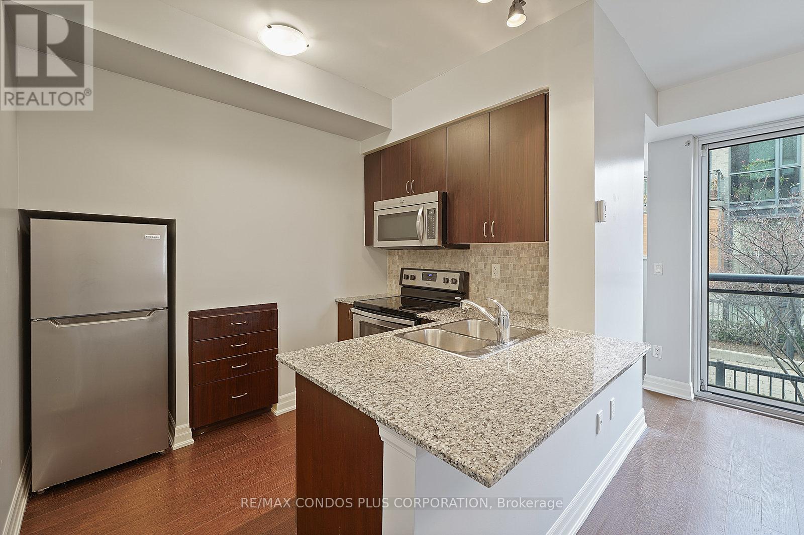 402 - 5 Sousa Mendes Street, Toronto, Ontario M6P 0A8 - Photo 9 - W12606144