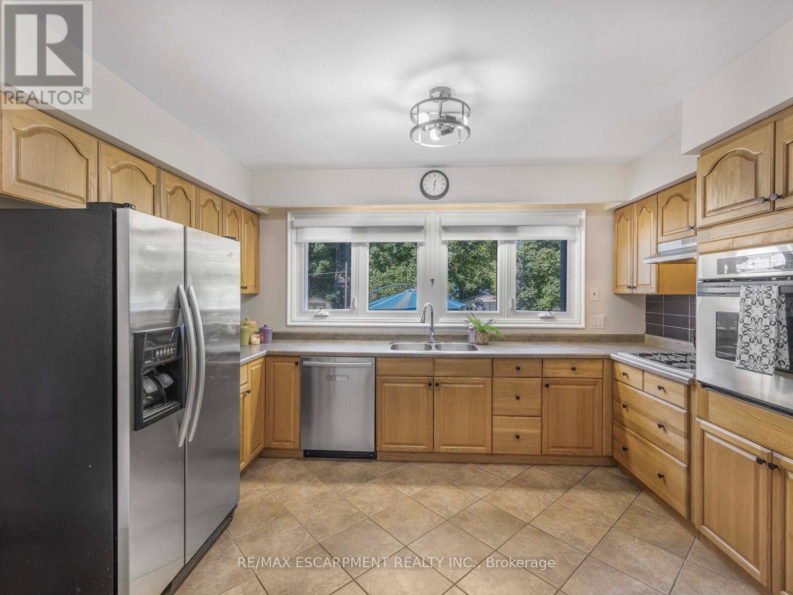 10 Alexander Street, Brampton, Ontario  L6V 1H6 - Photo 11 - W12445099