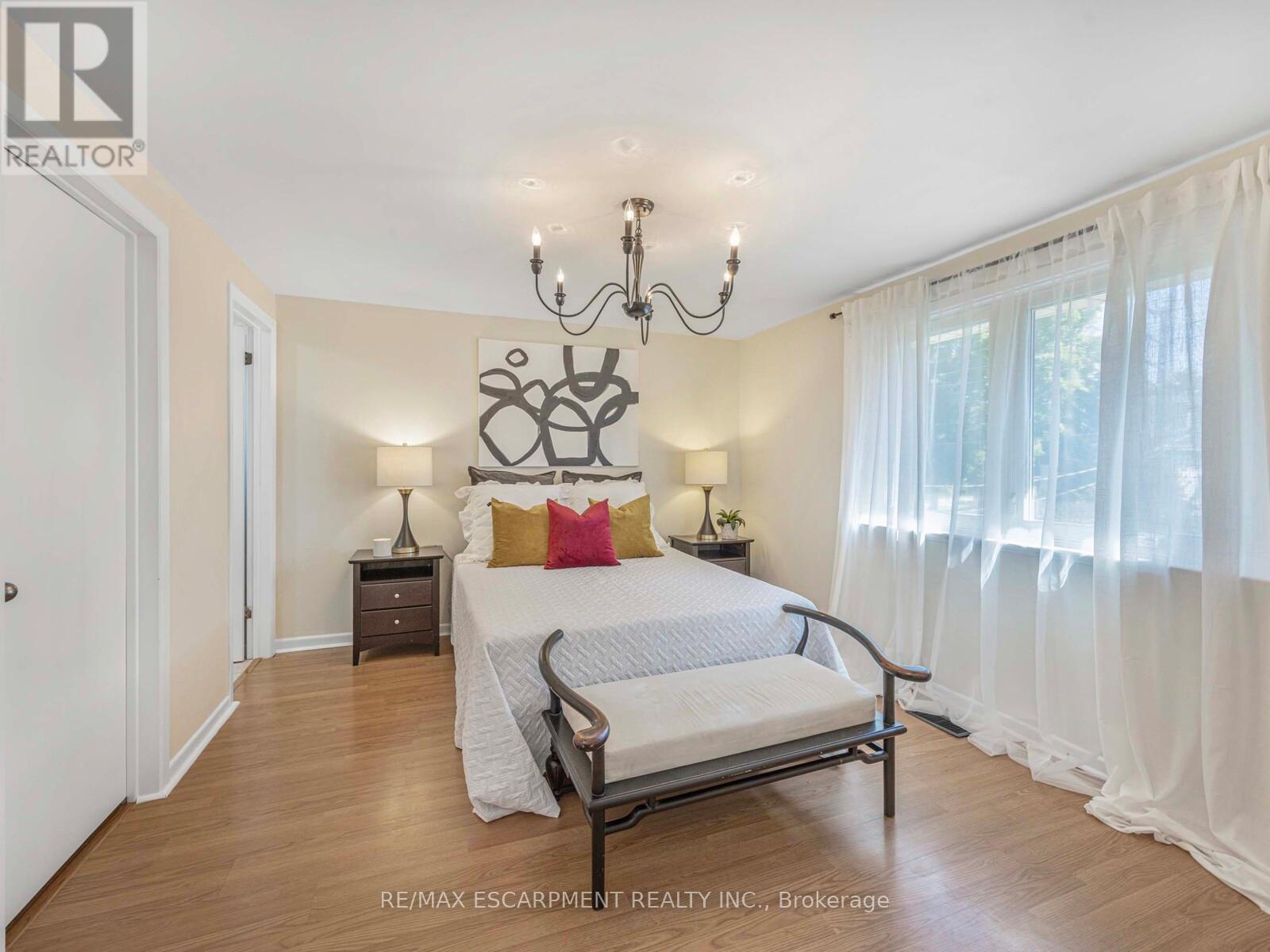 10 Alexander Street, Brampton, Ontario  L6V 1H6 - Photo 18 - W12445099