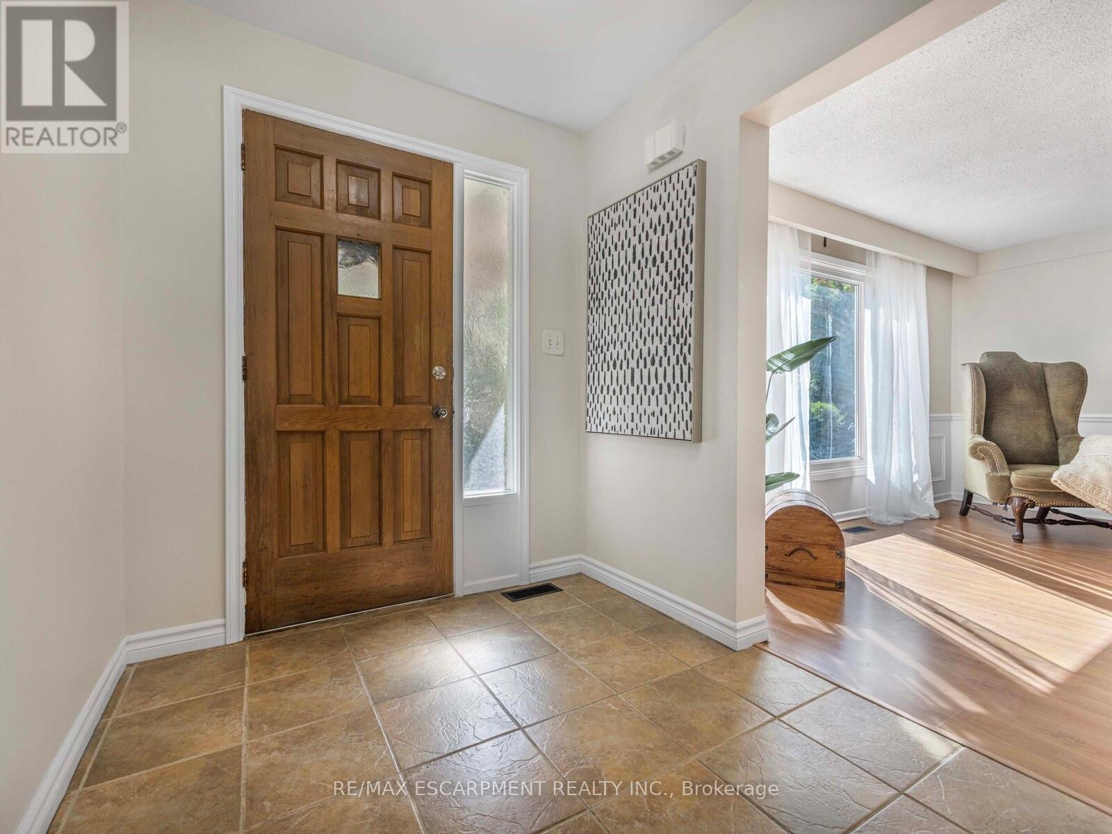 10 Alexander Street, Brampton, Ontario  L6V 1H6 - Photo 5 - W12445099