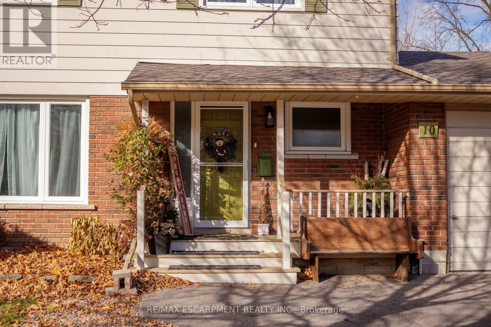 10 Alexander Street, Brampton, Ontario  L6V 1H6 - Photo 4 - W12445099