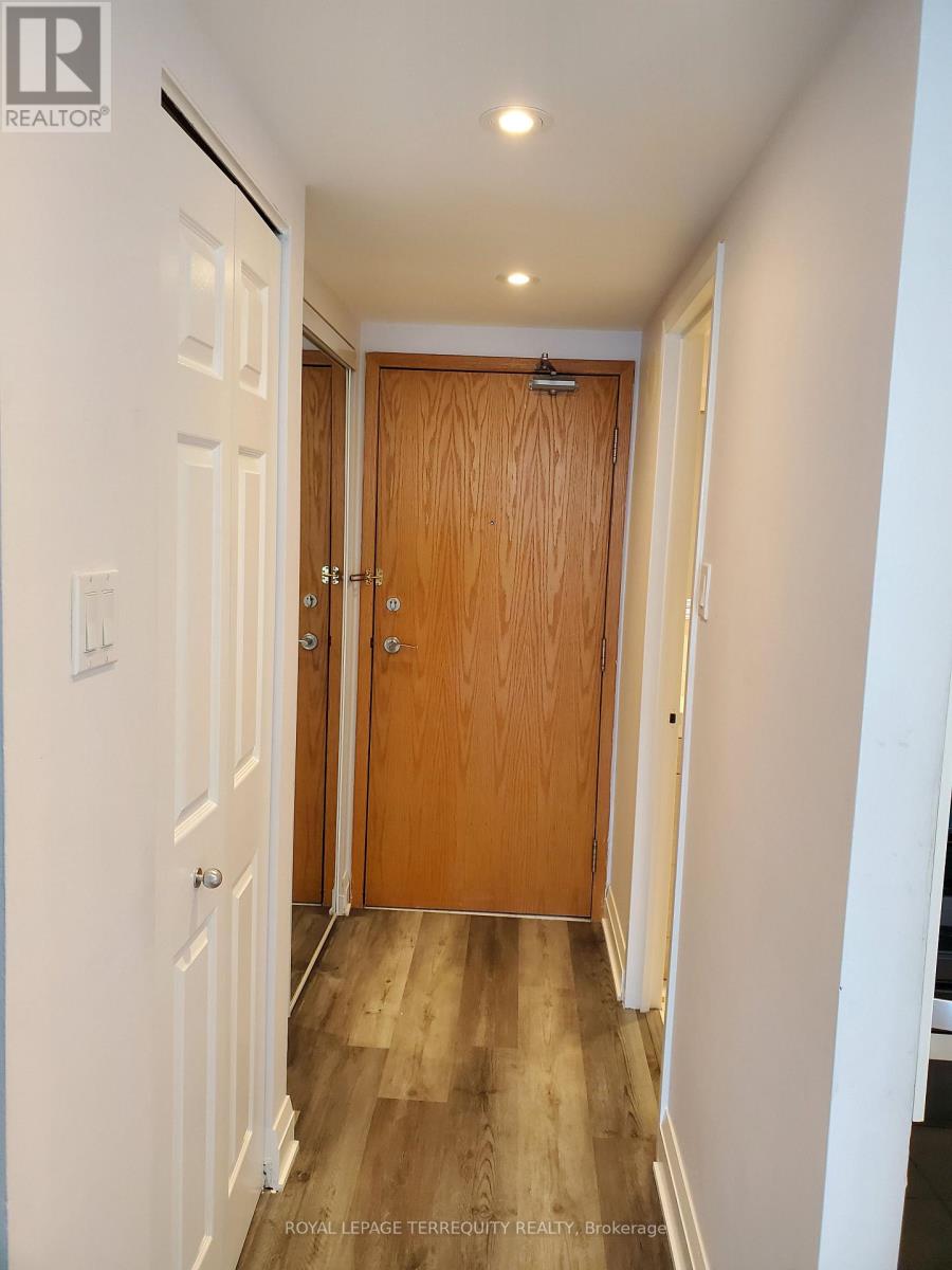 1405 - 99 Harbour Square, Toronto (Waterfront Communities), Ontario  M5J 2H2 - Photo 3 - C12606308