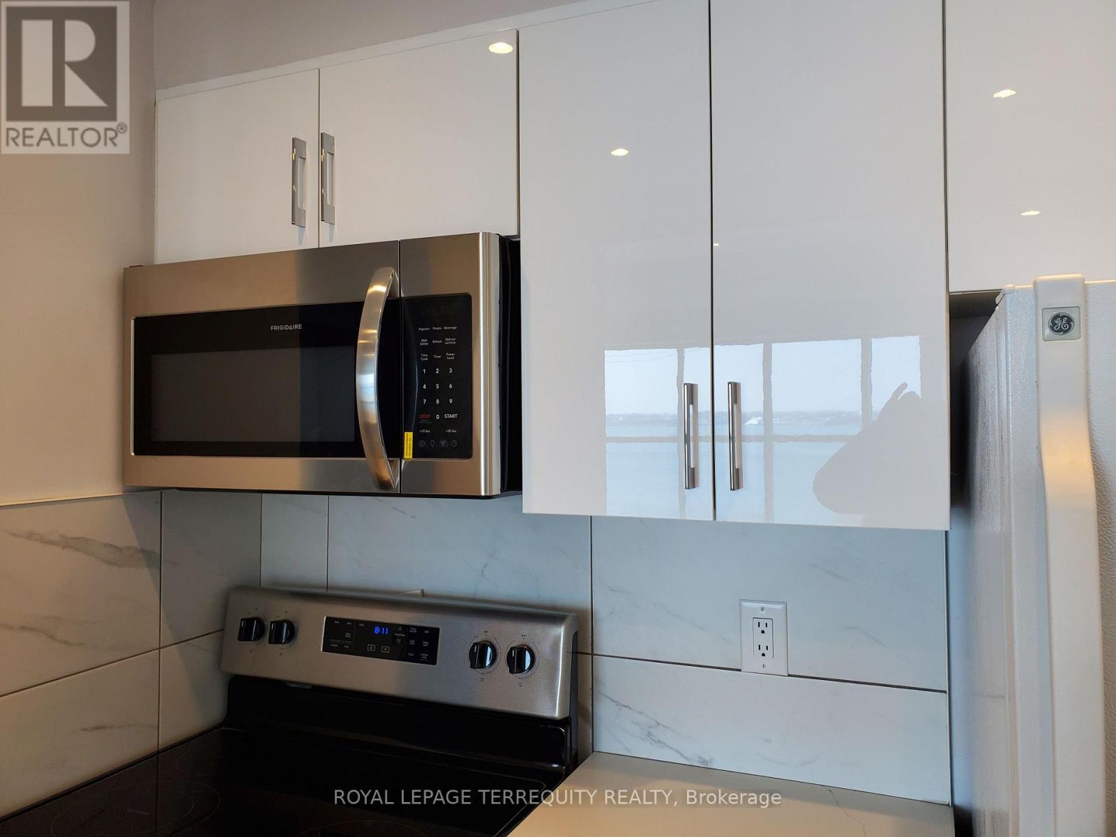 1405 - 99 Harbour Square, Toronto (Waterfront Communities), Ontario  M5J 2H2 - Photo 7 - C12606308