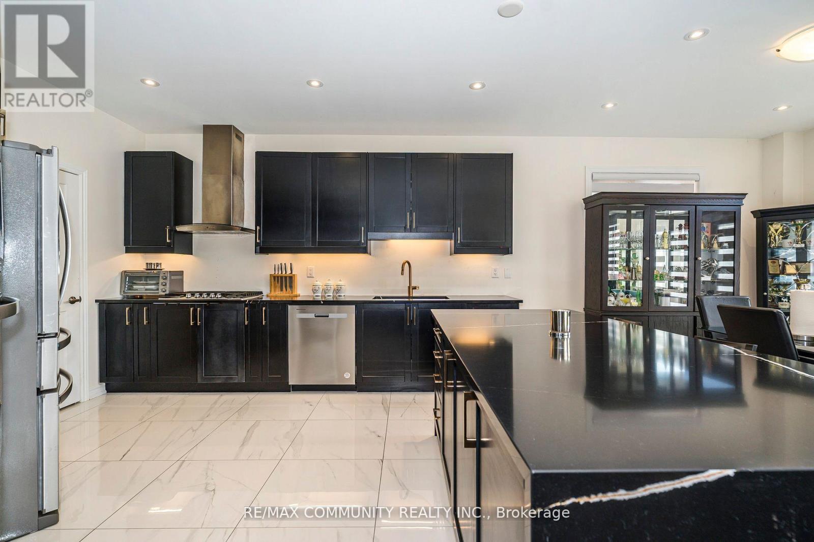 11 Northern Breeze Crescent, Whitby, Ontario  L1R 0P4 - Photo 13 - E12606160