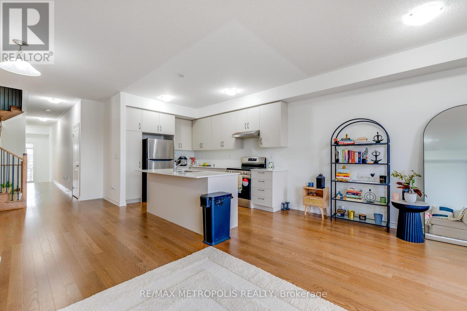 44 Reigate Avenue, Whitby, Ontario  L1P 1Y3 - Photo 4 - E12606240