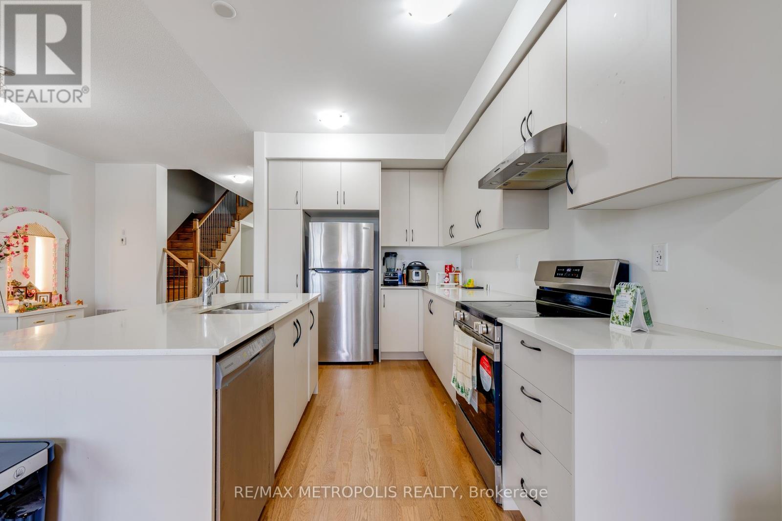 44 Reigate Avenue, Whitby, Ontario  L1P 1Y3 - Photo 5 - E12606240