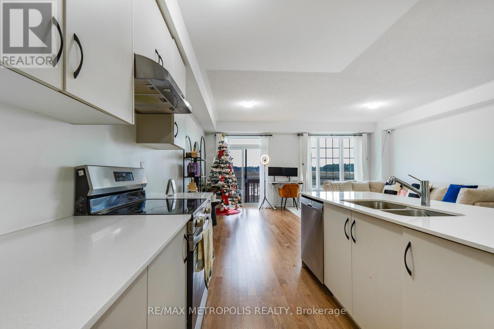 44 Reigate Avenue, Whitby, Ontario  L1P 1Y3 - Photo 8 - E12606240