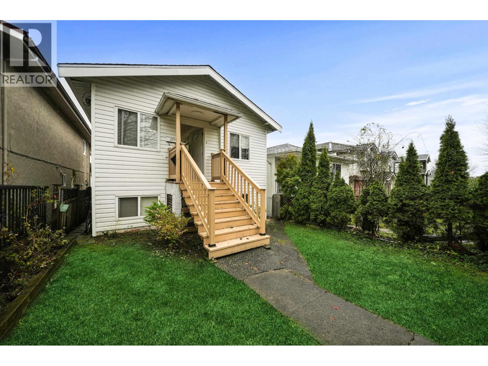 2316 Nanaimo Street, Vancouver, British Columbia  V5N 5E3 - Photo 2 - R3070075