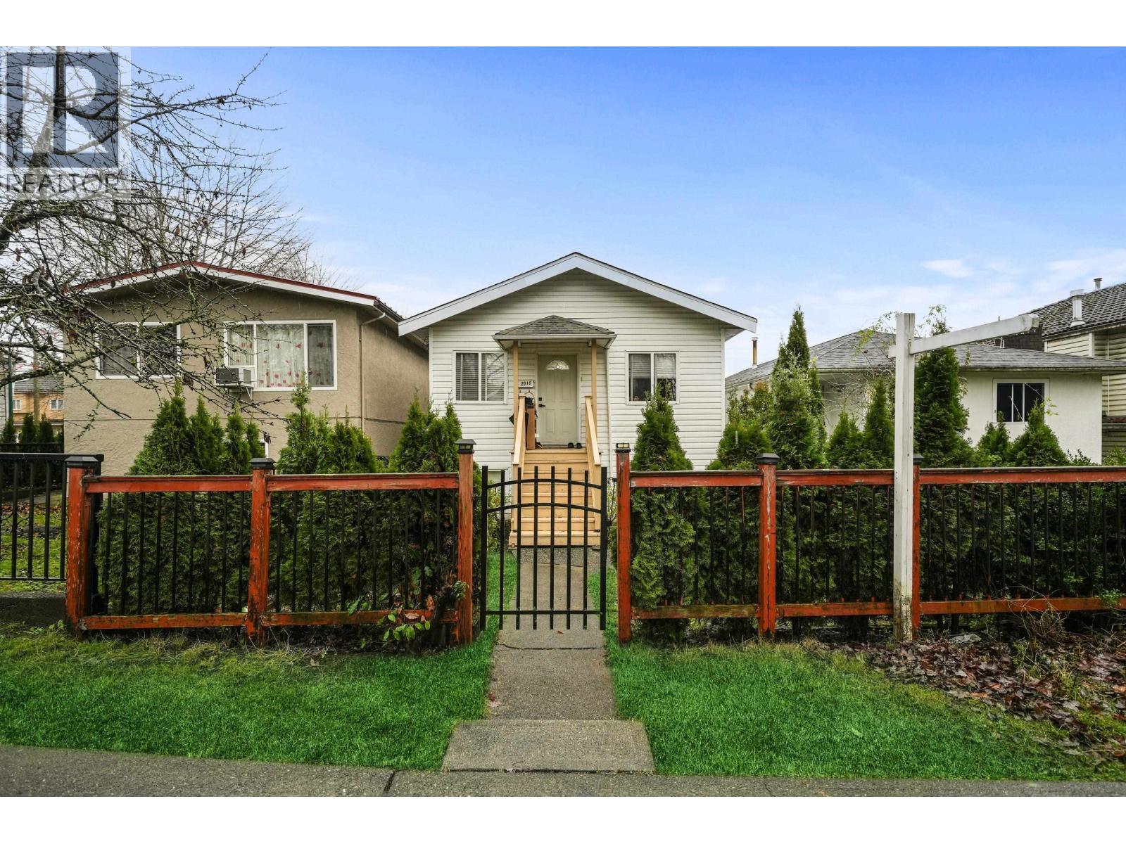 2316 Nanaimo Street, Vancouver, British Columbia  V5N 5E3 - Photo 1 - R3070075