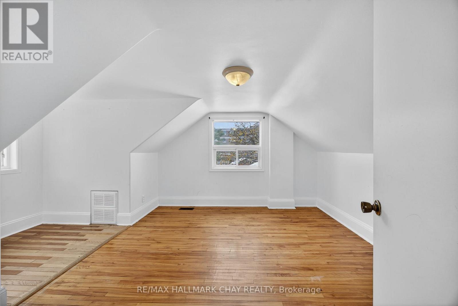 114 Burton Avenue, Barrie, Ontario  L4N 2R8 - Photo 7 - S12535816