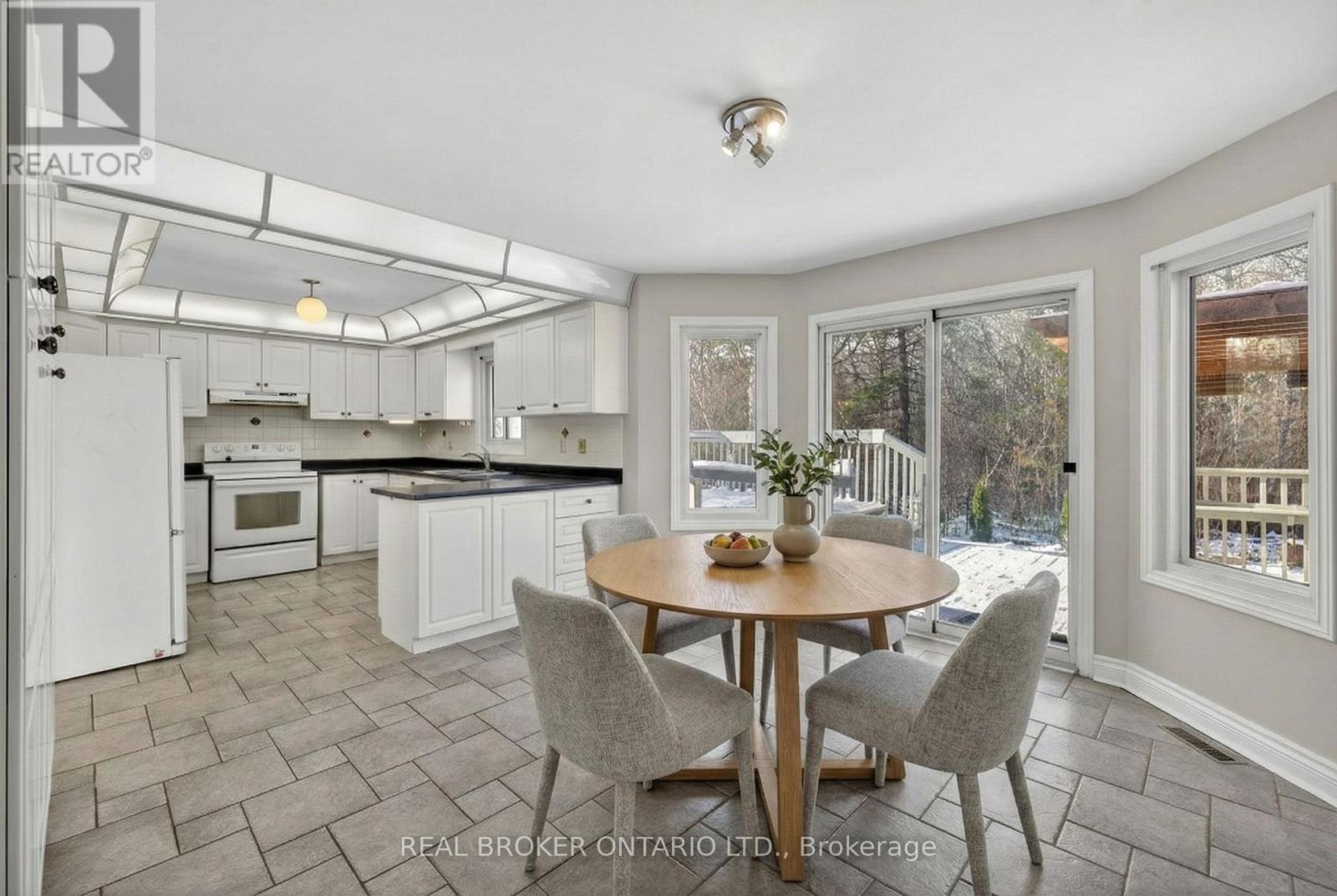 28 Blyth Street W, Richmond Hill, Ontario  L4E 2Y1 - Photo 5 - N12606184