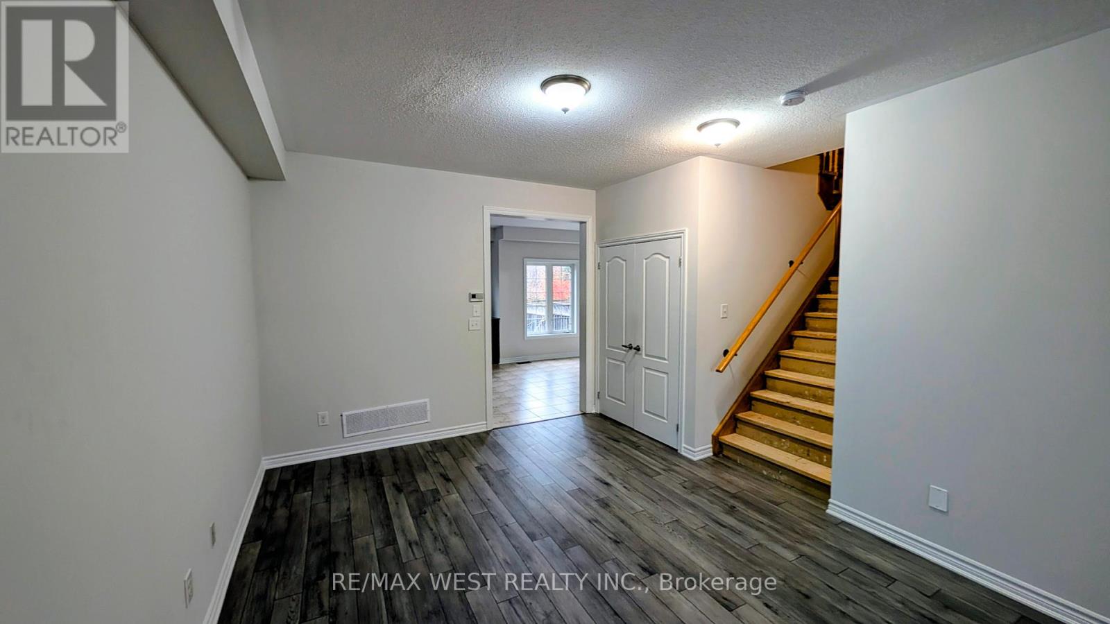 10 Moore's Court, Markham, Ontario  L6B 0V6 - Photo 4 - N12606206