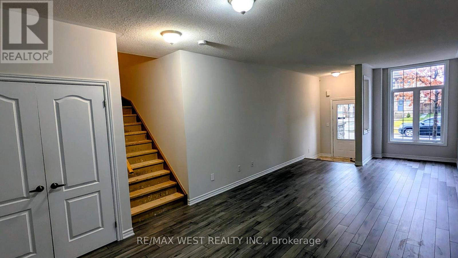 10 Moore's Court, Markham, Ontario  L6B 0V6 - Photo 5 - N12606206