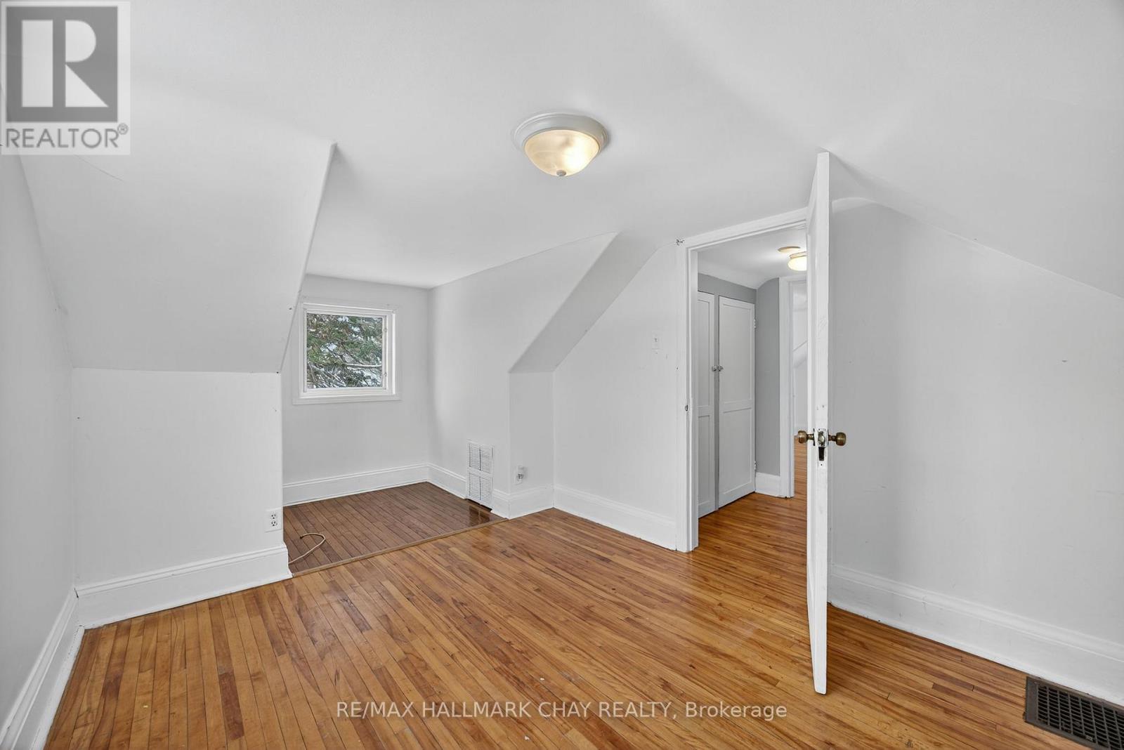 114 Burton Avenue, Barrie, Ontario  L4N 2R8 - Photo 5 - S12535816