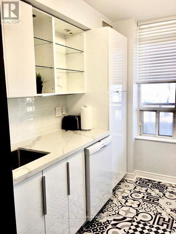 3306 - 310 Burnhamthorpe Road W, Mississauga, Ontario  L5B 4P9 - Photo 3 - W12606158