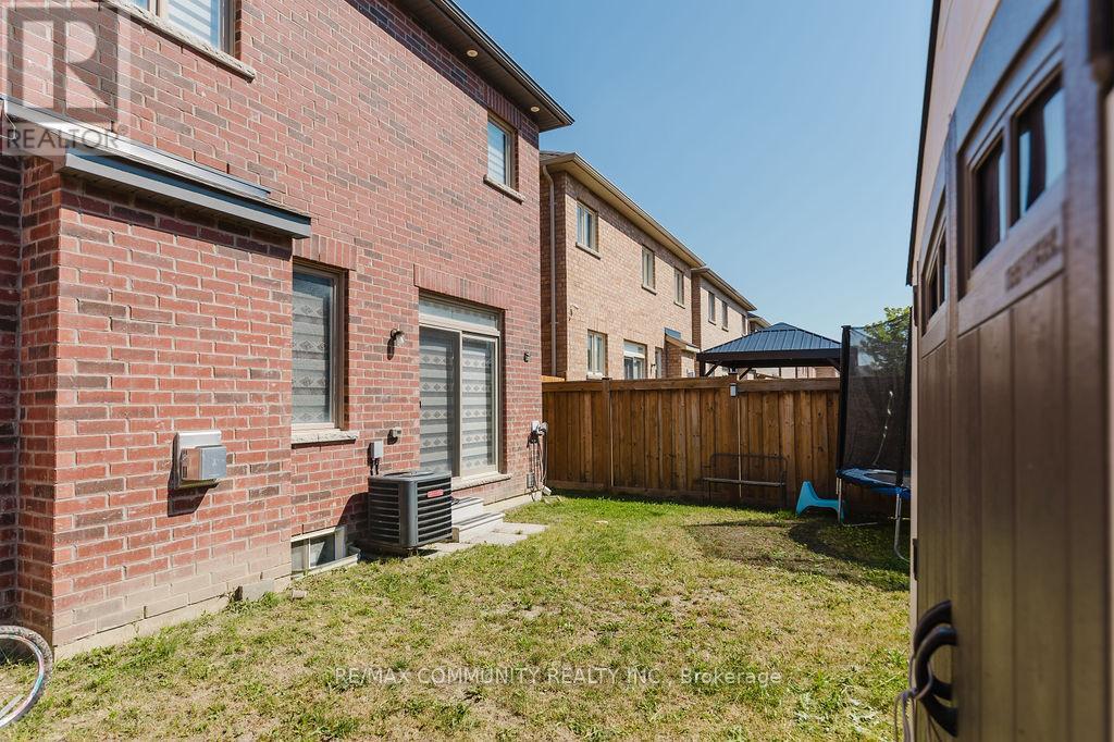 100 Folgate Crescent, Brampton, Ontario  L6R 4A7 - Photo 39 - W12606170