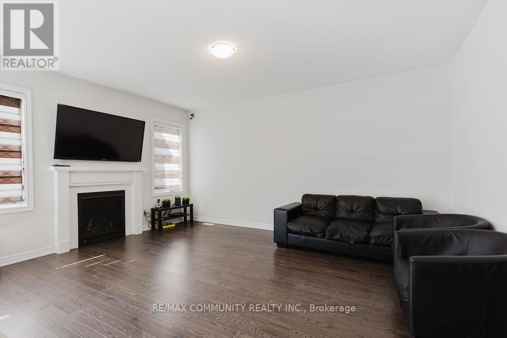 100 Folgate Crescent, Brampton, Ontario  L6R 4A7 - Photo 9 - W12606170