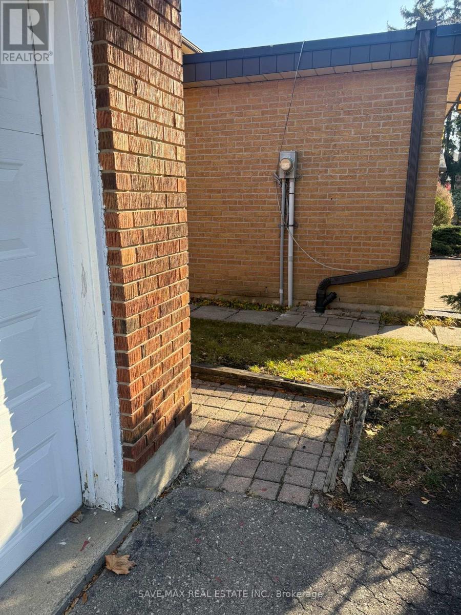 <div class="slider-price">$2,200 Monthly</div><p>Bsmnt - 2357 Avongate Drive, Mississauga, Ontario</p>